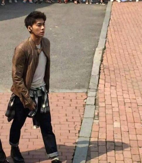 男明星素颜展现真实之美，无畏镜头下的自然风采